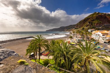 Okyanus manzaralı ve dağları olan kıyı kasabası, Ribeira Brava, Madeira
