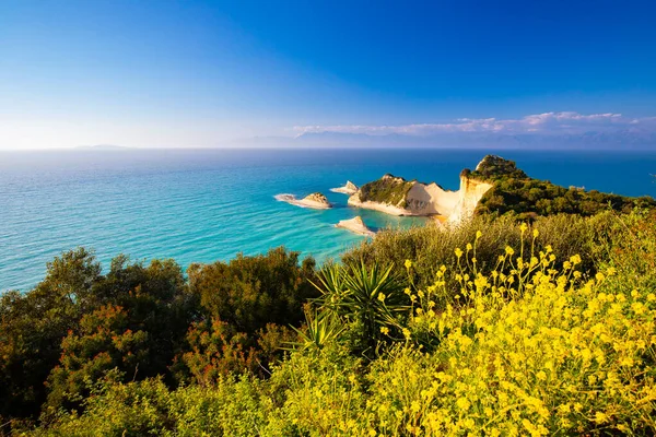 Yunanistan 'ın Korfu adasındaki alışılmadık kaya oluşumlarıyla Drastis Burnu manzarası