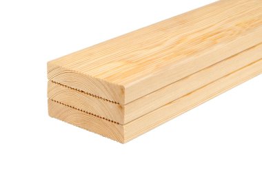 Düzgünce istiflenmiş düz ahşap tahtalar, doğal tahıl ve dokuyu ön plana çıkarıyor, inşaat, ahşap işçiliği ve tasarım uygulamaları için ideal.