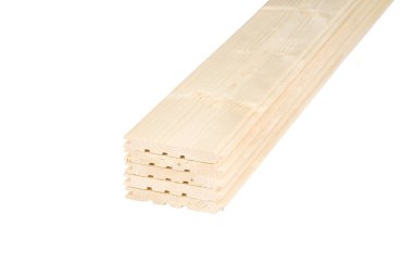 Tahta kalaslar düzenli olarak istiflenir, doğal tahıllarını ve pürüzsüz dokularını vurgular, çeşitli yapı ve tasarım uygulamaları için idealdir.