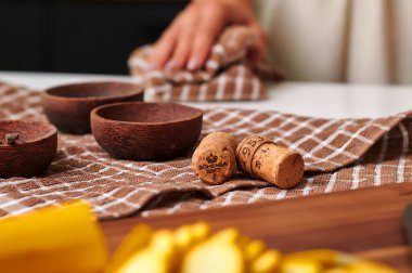 Ahşap kaseler ve mantarlar kapalı kareli bir bez üzerinde, bir el nazikçe yüzeyi temizleme, mutfak atmosferi mükemmel mutfak yaratıcılığı ve toplanma için
