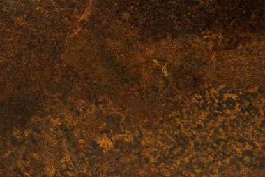 Paslı bir seramik HPL atölyesinin yakın çekimi benzersiz dokular ve sıcak toprak renkleri sergiliyor. Çağdaş mutfak estetiği için ideal.