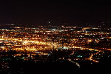 Şok edici gece şehir manzarası canlı bir ışık dizisini ortaya çıkarıyor. Şehir manzarasını aydınlatıyor, geceleri canlı bir metropolün özünü yakalıyor.