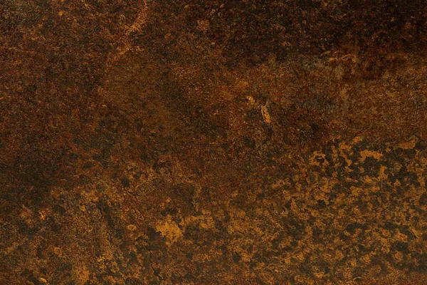 Paslı bir seramik HPL atölyesinin yakın çekimi benzersiz dokular ve sıcak toprak renkleri sergiliyor. Çağdaş mutfak estetiği için ideal.