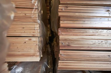 Yığılmış ahşap kalaslar düzgün bir şekilde düzenlenip plastiğe sarılarak doğal tahıl ve dokularını ön plana çıkartılıyor ve rahat bir depolama ortamı yaratıyor.