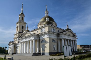 Büyük kilisede, bereketli yeşilliklerle çevrili altın kubbeler ve ayrıntılı sütunlar var. Barışçıl bir ortamda mimari zarafet ve kültürel önemi yansıtıyor.