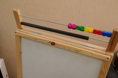 Tahta abaküs, parlak boncuklar ve beyaz tahta bir yüzey içerir. Çocukları eğitici aktivitelere dahil etmek ve bilişsel becerileri geliştirmek için idealdir.