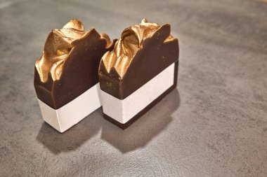 Altın aksanlı eşsiz donut şekilli sabun, Noel ve yeni yıl hediye paketi için ideal, şenlikli ve yaratıcı bir tatil tasarımı içeriyor