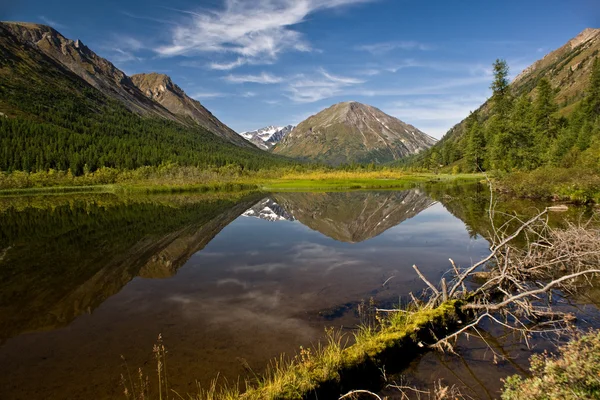 Lago en las montañas "Sayan Oriental " — Foto de Stock