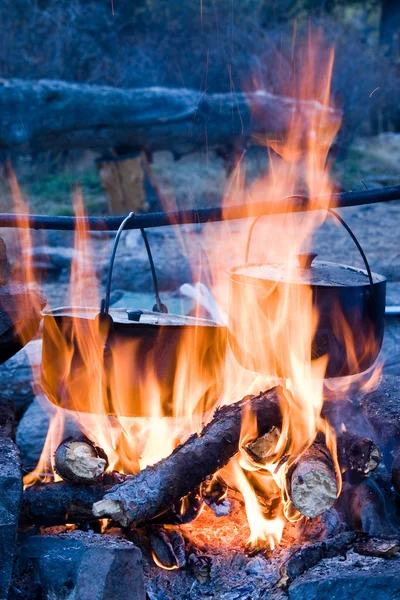 Ollas calientes de gachas en la fogata — Foto de Stock