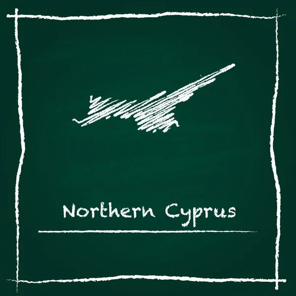 Kuzey Kıbrıs Türk Cumhuriyeti anahat vektör harita elle yeşil bir tahtaya tebeşir ile çizilmiş. — Stok Vektör