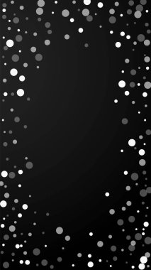 Beyaz noktalar Noel arkaplanı. İnce uçan kar taneleri ve siyah arka plandaki yıldızlar. Takdire şayan kış gümüşü kar tanesi şablonu örtüyor. Hoş dikey resimleme.