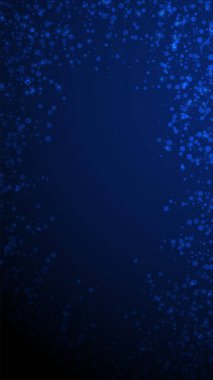 Sihirli yıldızlar Noel arka planı. İnce uçan kar taneleri ve koyu mavi arka plandaki yıldızlar. Gerçek kış gümüşü kar tanesi şablonu örtüyor. Büyük dikey illüstrasyon.