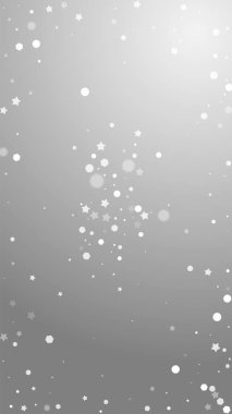 Sihirli yıldızlar rastgele Noel arkaplanı. İnce uçan kar taneleri ve gri arkaplanda yıldızlar. Tatlı kış gümüşü kar tanesi şablonu örtüyor. Dikey illüstrasyon eğilimi.