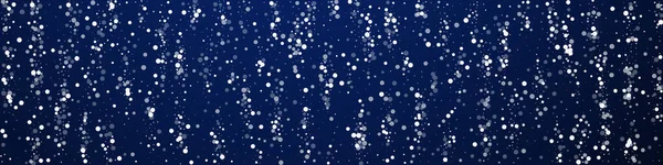 전통적 크리스마스 배경에는 날으는 눈송이와 별들이 겨울의 은으로 두꺼운 눈송이가 — 스톡 벡터