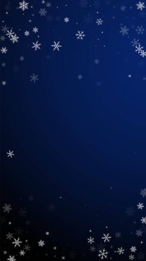 Az kar yağan Noel arkaplanı. İnce uçan kar taneleri ve koyu mavi arka plandaki yıldızlar. Kış gümüşi kar taneleri şablonları örtüyor. Pozitif dikey illüstrasyon.