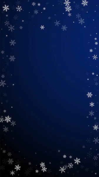 雪のクリスマスの背景を麻痺させます 濃い青の背景に小さな空飛ぶ雪のフレークと星 冬の銀雪の結晶オーバーレイテンプレートを楽しんでいます — ストックベクタ
