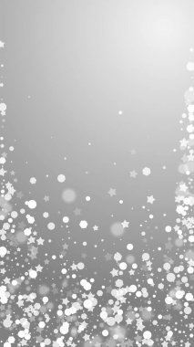 Sihirli yıldızlar seyrek Noel arkaplanı. İnce uçan kar taneleri ve gri arkaplanda yıldızlar. Kış gümüşi kar taneleri şablonları örtüyor. Muhteşem dikey illüstrasyon.