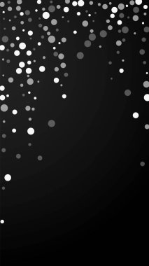 Beyaz noktalar Noel arkaplanı. İnce uçan kar taneleri ve siyah arka plandaki yıldızlar. Kış gümüşi kar taneleri şablonları örtüyor. Dikey illüstrasyon büyüleniyor.