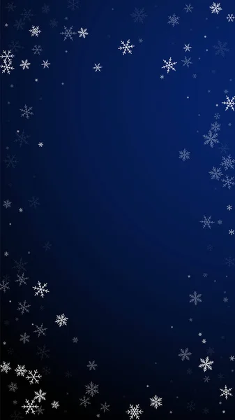 雪のクリスマスの背景を麻痺させます 濃い青の背景に小さな空飛ぶ雪のフレークと星 立派な冬の銀の雪の結晶オーバーレイテンプレート 圧倒的な縦書きイラスト — ストックベクタ