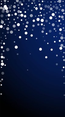 Beyaz noktalar Noel arkaplanı. İnce uçan kar taneleri ve koyu mavi arka plandaki yıldızlar. Kış gümüşi kar taneleri şablonları örtüyor. Egzotik dikey illüstrasyon.
