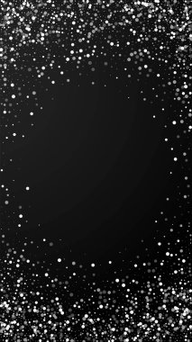 Yılbaşı arka planında rastgele beyaz noktalar. İnce uçan kar taneleri ve siyah arka plandaki yıldızlar. Takdire şayan kış gümüşü kar tanesi şablonu örtüyor. Büyüleyici dikey illüstrasyon.