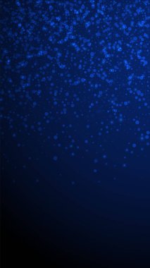 Sihirli yıldızlar Noel arka planı. İnce uçan kar taneleri ve koyu mavi arka plandaki yıldızlar. Eğlenceli kış gümüşü kar taneleri şablonu örtüyor. Sıra dışı dikey illüstrasyon.