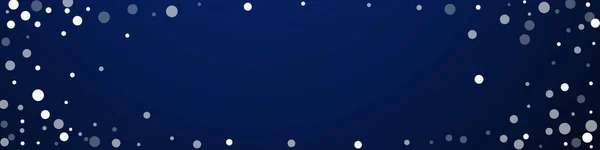 白い点クリスマスの背景 濃い青の背景に小さな空飛ぶ雪のフレークと星 冬の銀雪片オーバーレイテンプレートを魅了します 本物のパノラマイラスト — ストックベクタ