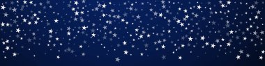 Yılbaşı arka planında rastgele düşen yıldızlar. İnce uçan kar taneleri ve koyu mavi arka plandaki yıldızlar. Parlak kış gümüşi kar tanesi şablonu örtüyor. Güzel panoramik çizimler.