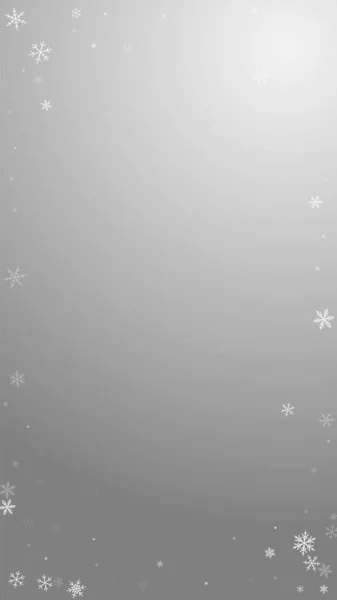 雪のクリスマスの背景を麻痺させます 灰色の背景に小さな飛行雪のフレークと星 実際の冬の銀雪片オーバーレイテンプレート 縦のイラスト — ストックベクタ