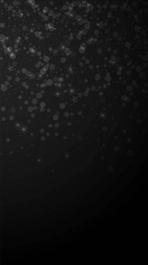 Sihirli yıldızlar seyrek Noel arkaplanı. İnce uçan kar taneleri ve siyah arka plandaki yıldızlar. Eğlenceli kış gümüşü kar taneleri şablonu örtüyor. Değerli dikey resimleme.