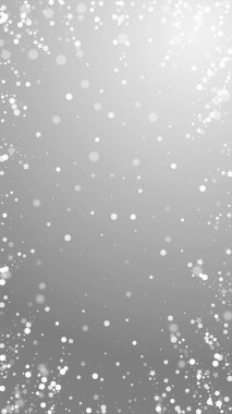 Sihirli yıldızlar Noel arka planı. İnce uçan kar taneleri ve gri arkaplanda yıldızlar. Gerçek kış gümüşü kar tanesi şablonu örtüyor. Şaşırtıcı dikey illüstrasyon.