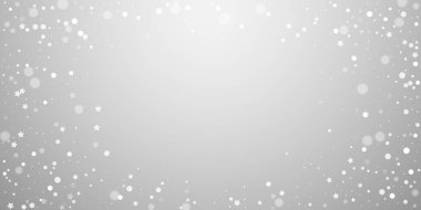 Sihirli yıldızlar rastgele Noel arkaplanı. İnce uçan kar taneleri ve açık gri arka plandaki yıldızlar. Büyüleyici kış gümüşü kar tanesi şablonu örtüyor. Canlı vektör illüstrasyonu.