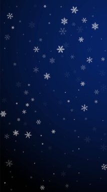 Az kar yağan Noel arkaplanı. İnce uçan kar taneleri ve koyu mavi arka plandaki yıldızlar. İnanılmaz kış gümüşü kar taneleri şablonu örtüyor. Güzel dikey illüstrasyon.