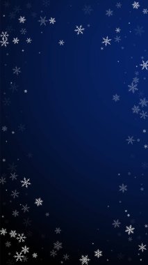 Az kar yağan Noel arkaplanı. İnce uçan kar taneleri ve koyu mavi arka plandaki yıldızlar. Takdire şayan kış gümüşü kar tanesi şablonu örtüyor. Bunaltıcı dikey illüstrasyon.
