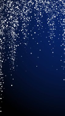 Yılbaşı arka planında rastgele beyaz noktalar. İnce uçan kar taneleri ve koyu mavi arka plandaki yıldızlar. Kış gümüşi kar taneleri şablonları örtüyor. Çekici dikey illüstrasyon.