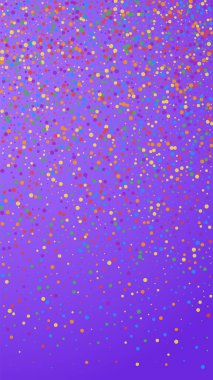 Ekstra şenlikli konfeti. Kutlama yıldızları. Menekşe arkaplanda gökkuşağı konfetisi. İdeal şablon şablonu. Dikey vektör arkaplanı.