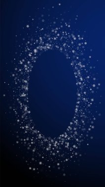 Güzel kar yağışı Noel arkaplanı. İnce uçan kar taneleri ve koyu mavi arka plandaki yıldızlar. Takdire şayan kış gümüşü kar tanesi şablonu örtüyor. Garip dikey illüstrasyon.