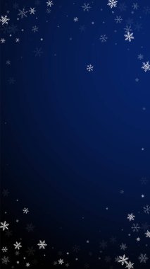 Az kar yağan Noel arkaplanı. İnce uçan kar taneleri ve koyu mavi arka plandaki yıldızlar. Takdire şayan kış gümüşü kar tanesi şablonu örtüyor. Büyük dikey illüstrasyon.