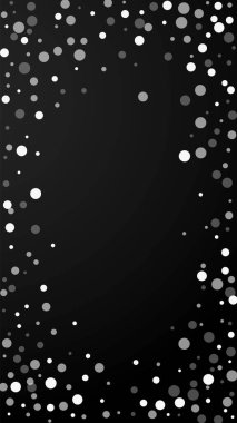 Beyaz noktalar Noel arkaplanı. İnce uçan kar taneleri ve siyah arka plandaki yıldızlar. Gerçek kış gümüşü kar tanesi şablonu örtüyor. Büyüleyici dikey resimleme.