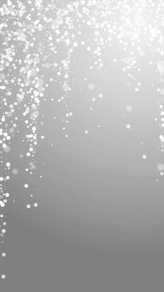 魔法の星クリスマスの背景 灰色の背景に小さな飛行雪のフレークと星 生きている冬の銀雪の結晶オーバーレイテンプレート 幻想的な縦書きイラスト — ストックベクタ