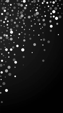 Beyaz noktalar Noel arkaplanı. İnce uçan kar taneleri ve siyah arka plandaki yıldızlar. Kış gümüşi kar taneleri şablonları örtüyor. Muhteşem dikey çizim.
