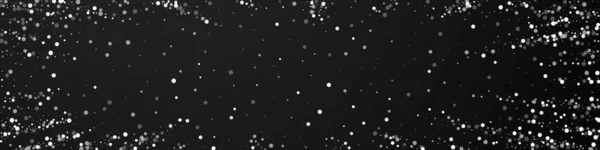ランダムな白い点クリスマスの背景 黒の背景に小さな飛行雪のフレークと星 冬の銀雪片オーバーレイテンプレートを魅了します パノラマのイラストが楽しい — ストックベクタ