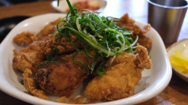 Yeşil soğanlı Kore usulü kızarmış tavuk..