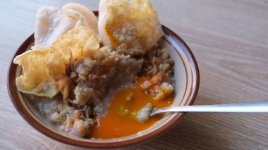 Cikini tavuk lapası, doğranmış tavuk, kraker ve haşlanmış yumurta sarısı..