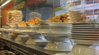 Padang restoranında servis edilen çeşitli yemekler.