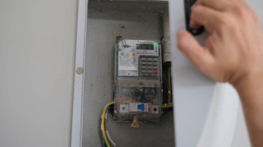 Memur, elektrik sayacını kontrol ediyor. Jakarta, 11 Şubat 2023.