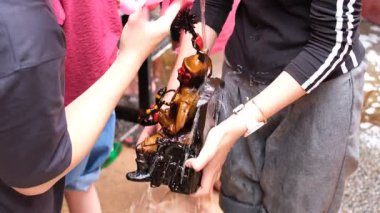 Çin Yeni Yılı 'ndan önce her yıl Buda heykelini yıkama geleneği. Jakarta, 8 Şubat 2026.