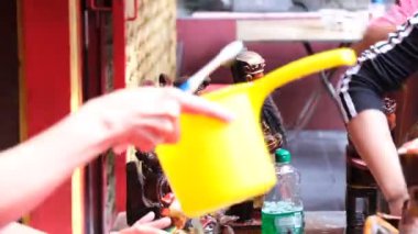 Çin Yeni Yılı 'ndan önce her yıl Buda heykelini yıkama geleneği. Jakarta, 8 Şubat 2026.