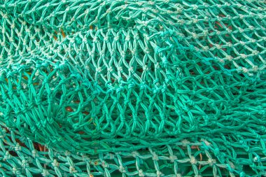 Endüstriyel balıkçı ağları yere yığıldı